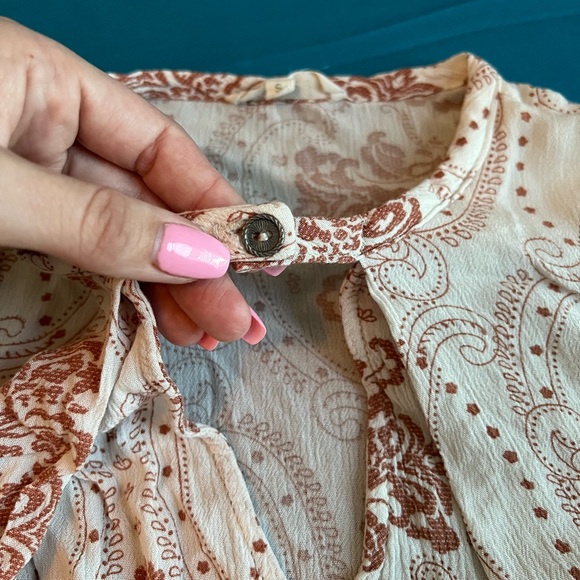 Cute Sleeveless top with front cutout flared bottom blouse size Small - Picture 2 of 16